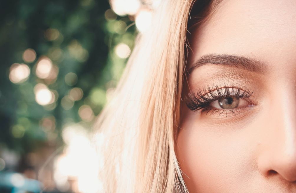 woman eyelash